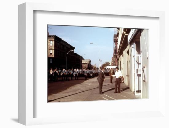 Un apres-midi by chien (DOG DAY AFTERNOON) by SidneyLumet avec, Charles Durning, Al Pacino, 1975 (p-null-Framed Photo