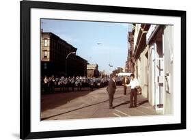 Un apres-midi by chien (DOG DAY AFTERNOON) by SidneyLumet avec, Charles Durning, Al Pacino, 1975 (p-null-Framed Photo