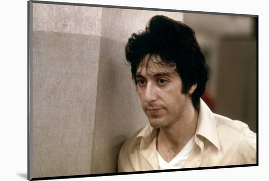Un apres-midi by chien (DOG DAY AFTERNOON) by SidneyLumet with Al Pacino, 1975 (photo)-null-Mounted Photo