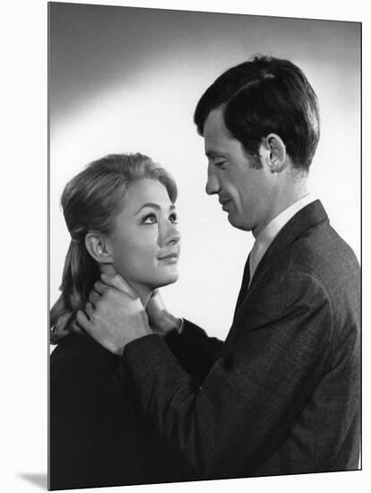 Un Nomme La Rocca by Jean Becker with Jean-Paul Belmondo and Christine Kaufmann, 1961 (b/w photo)-null-Mounted Photo