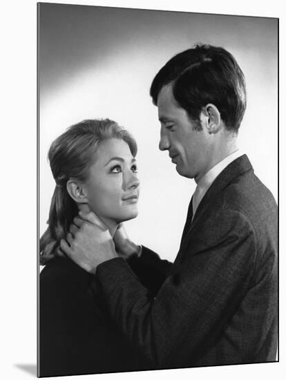 Un Nomme La Rocca by Jean Becker with Jean-Paul Belmondo and Christine Kaufmann, 1961 (b/w photo)-null-Mounted Photo