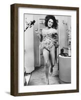 Une Belle Tigresse ZEE & CO by Brian Hutton with Elizabeth Taylor, 1972 (b/w photo)-null-Framed Photo