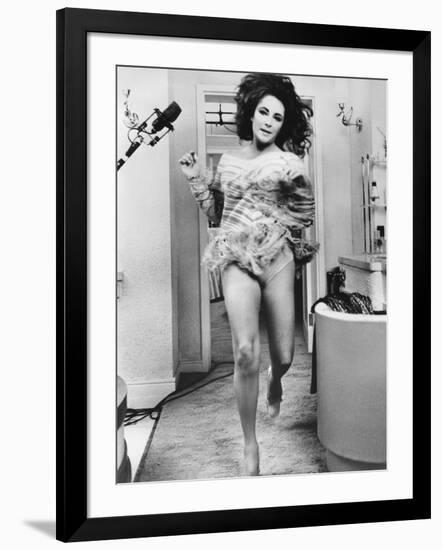 Une Belle Tigresse ZEE & CO by Brian Hutton with Elizabeth Taylor, 1972 (b/w photo)-null-Framed Photo