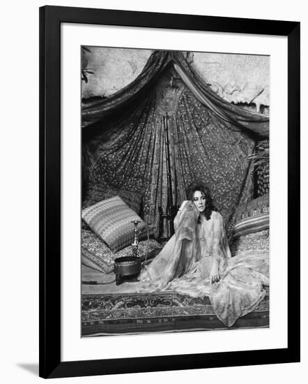 Une Belle Tigresse ZEE & CO by Brian Hutton with Elizabeth Taylor, 1972 (b/w photo)-null-Framed Photo