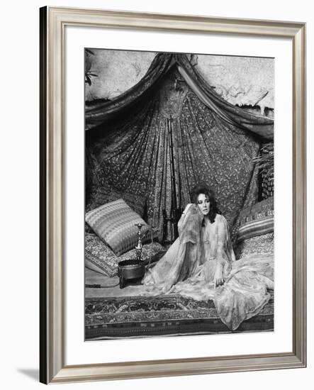 Une Belle Tigresse ZEE & CO by Brian Hutton with Elizabeth Taylor, 1972 (b/w photo)-null-Framed Photo