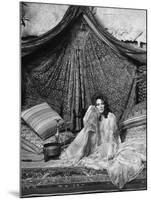 Une Belle Tigresse ZEE & CO by Brian Hutton with Elizabeth Taylor, 1972 (b/w photo)-null-Mounted Photo