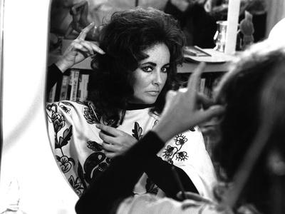 https://imgc.allpostersimages.com/img/posters/une-belle-tigresse-zee-co-by-brian-hutton-with-elizabeth-taylor-1972-b-w-photo_u-L-Q1C2GWQ0.jpg?artPerspective=n