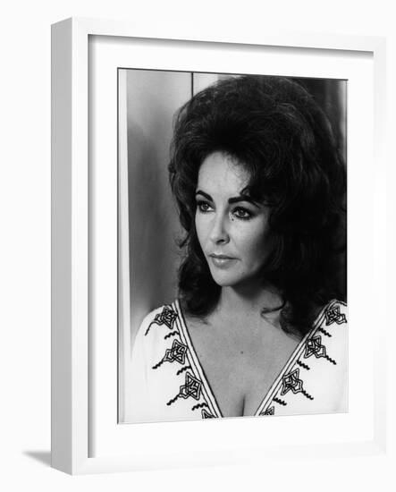 Une Belle Tigresse ZEE & CO by Brian Hutton with Elizabeth Taylor, 1972 (b/w photo)-null-Framed Photo