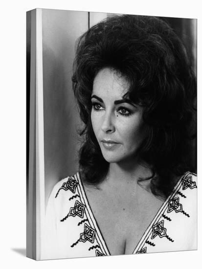 Une Belle Tigresse ZEE & CO by Brian Hutton with Elizabeth Taylor, 1972 (b/w photo)-null-Stretched Canvas