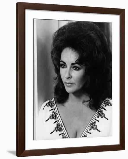 Une Belle Tigresse ZEE & CO by Brian Hutton with Elizabeth Taylor, 1972 (b/w photo)-null-Framed Photo