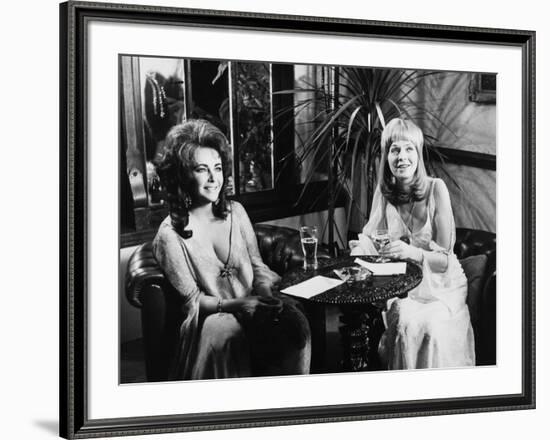 Une Belle Tigresse ZEE & CO by Brian Hutton with Elizabeth Taylor and Susannah York, 1972 (b/w phot-null-Framed Photo