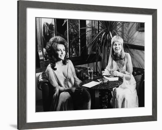 Une Belle Tigresse ZEE & CO by Brian Hutton with Elizabeth Taylor and Susannah York, 1972 (b/w phot-null-Framed Photo