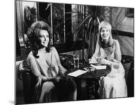 Une Belle Tigresse ZEE & CO by Brian Hutton with Elizabeth Taylor and Susannah York, 1972 (b/w phot-null-Mounted Photo