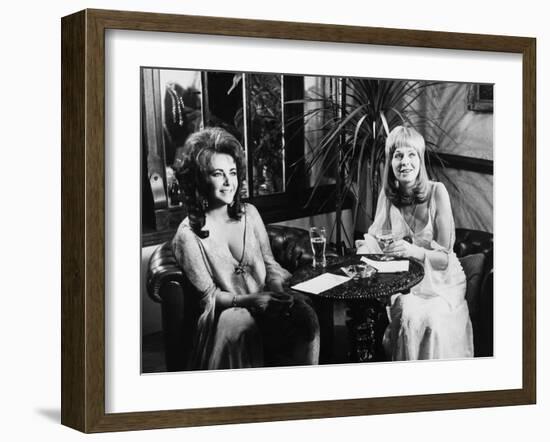 Une Belle Tigresse ZEE & CO by Brian Hutton with Elizabeth Taylor and Susannah York, 1972 (b/w phot-null-Framed Photo