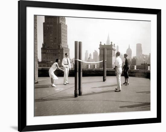 Une Partie de Deck - Tennis Sur la Terrasse Du Toit de L'Hotel Delmonico de New York, 1925-Charles Delius-Framed Art Print