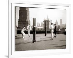 Une Partie de Deck - Tennis Sur la Terrasse Du Toit de L'Hotel Delmonico de New York, 1925-Charles Delius-Framed Art Print