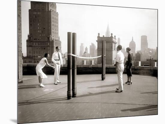 Une Partie de Deck - Tennis Sur la Terrasse Du Toit de L'Hotel Delmonico de New York, 1925-Charles Delius-Mounted Art Print