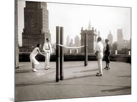 Une Partie de Deck - Tennis Sur la Terrasse Du Toit de L'Hotel Delmonico de New York, 1925-Charles Delius-Mounted Art Print