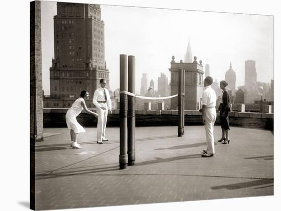 Une Partie de Deck - Tennis Sur la Terrasse Du Toit de L'Hotel Delmonico de New York, 1925-Charles Delius-Stretched Canvas