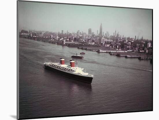 United States Passing New York Skyline-null-Mounted Photographic Print