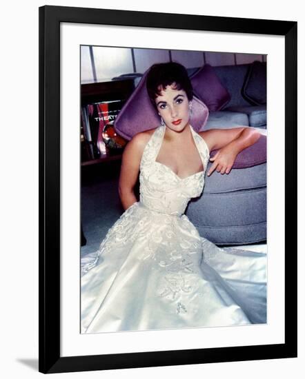 UNSPECIFIED - CIRCA, 1970: Photo of Elizabeth Taylor Photo by Michael Ochs Archives/Getty Images (p-null-Framed Photo