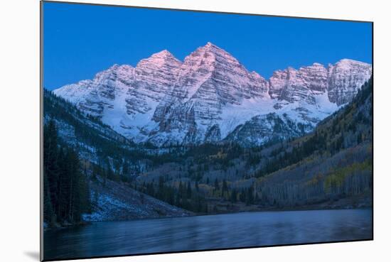 Usa, Colorado, Rocky Mountains, Aspen, Maroon Bells at Dawn-Christian Heeb-Mounted Photographic Print