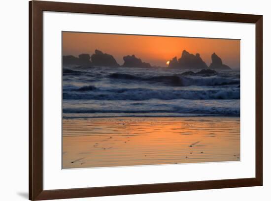 USA, Oregon, Bandon. Beach sunset.-Jaynes Gallery-Framed Premium Photographic Print