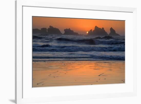 USA, Oregon, Bandon. Beach sunset.-Jaynes Gallery-Framed Premium Photographic Print