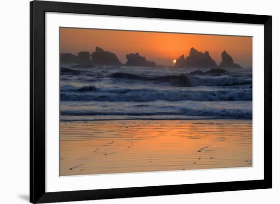 USA, Oregon, Bandon. Beach sunset.-Jaynes Gallery-Framed Premium Photographic Print