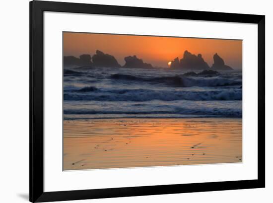 USA, Oregon, Bandon. Beach sunset.-Jaynes Gallery-Framed Premium Photographic Print