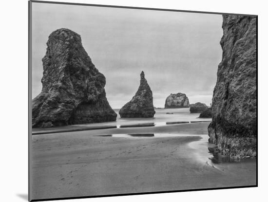 USA, Oregon, Coast Bandon Beach Monoliths-John Ford-Mounted Photographic Print