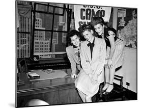 USO Andrews Sisters-null-Mounted Premium Photographic Print