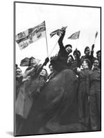 V Day Celebrations in Trafalgar Square London, 1945-null-Mounted Photographic Print