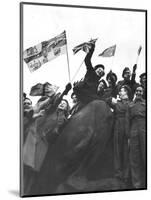 V Day Celebrations in Trafalgar Square London, 1945-null-Mounted Photographic Print