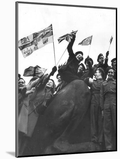 V Day Celebrations in Trafalgar Square London, 1945-null-Mounted Photographic Print