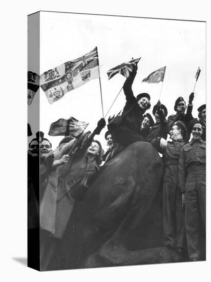 V Day Celebrations in Trafalgar Square London, 1945-null-Stretched Canvas