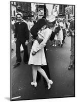 V-J Day in Times Square-Alfred Eisenstaedt-Mounted Photographic Print