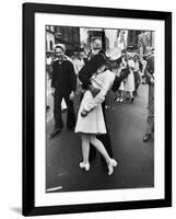 V-J Day in Times Square-Alfred Eisenstaedt-Framed Photographic Print