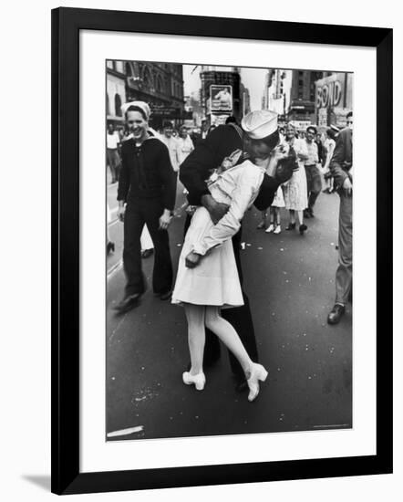 V-J Day in Times Square-Alfred Eisenstaedt-Framed Photographic Print