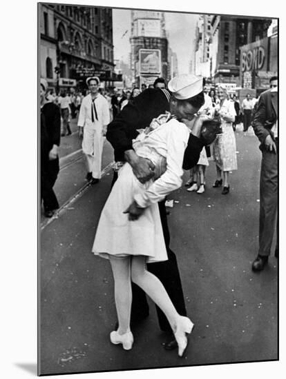 V-J Day in Times Square-Alfred Eisenstaedt-Mounted Photographic Print