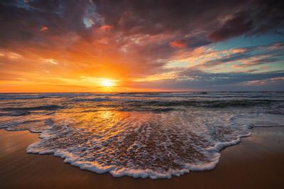 Beautiful Cloudscape over the Sea Shore during Scenic Dramatic Sunrise ...