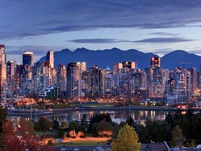 https://imgc.allpostersimages.com/img/posters/vancouver-skyline-in-front-of-north-shore-mountains_u-L-PZL86B0.jpg?artPerspective=n
