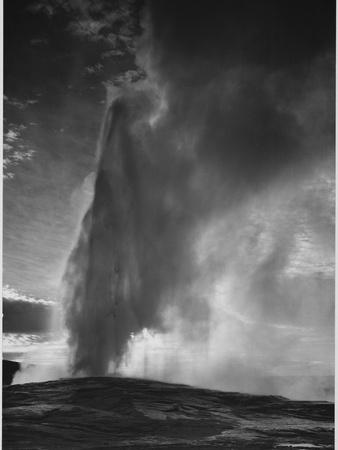 https://imgc.allpostersimages.com/img/posters/various-angles-during-eruption-old-faithful-geyser-yellowstone-national-park-wyoming-1933-1942_u-L-Q1I4LS50.jpg?artPerspective=n