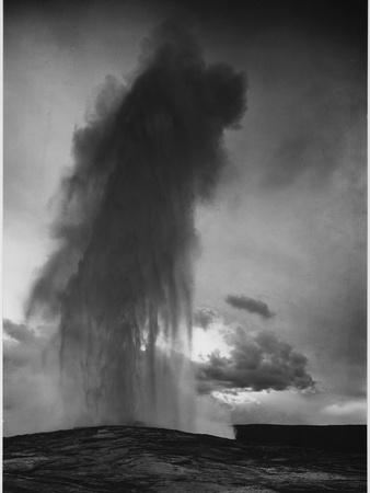 https://imgc.allpostersimages.com/img/posters/various-angles-during-eruption-old-faithful-geyser-yellowstone-national-park-wyoming-1933-1942_u-L-Q1I4V2N0.jpg?artPerspective=n