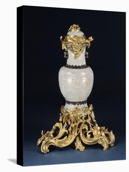 Vase monté en bronze ciselé et doré, fontaine à parfum en céladon craquelé,-null-Stretched Canvas
