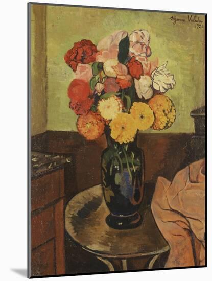 Vase of Flowers on a Round Table, Vase De Fleurs Sur Une Table Ronde, 1920-Suzanne Valadon-Mounted Giclee Print