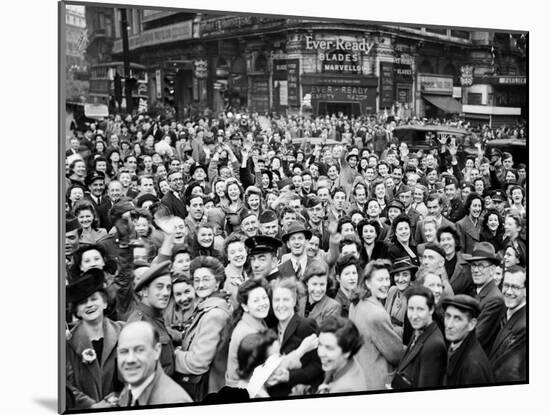 Ve Day Celebrations in London 1945-Nixon Greaves and-Mounted Photographic Print