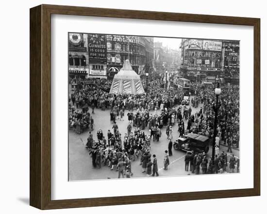 Ve Day Celebrations in London 1945-Nixon Greaves and-Framed Photographic Print