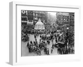 Ve Day Celebrations in London 1945-Nixon Greaves and-Framed Photographic Print