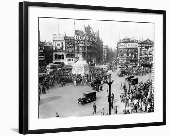 Ve Day Celebrations in London 1945-Nixon Greaves and-Framed Photographic Print